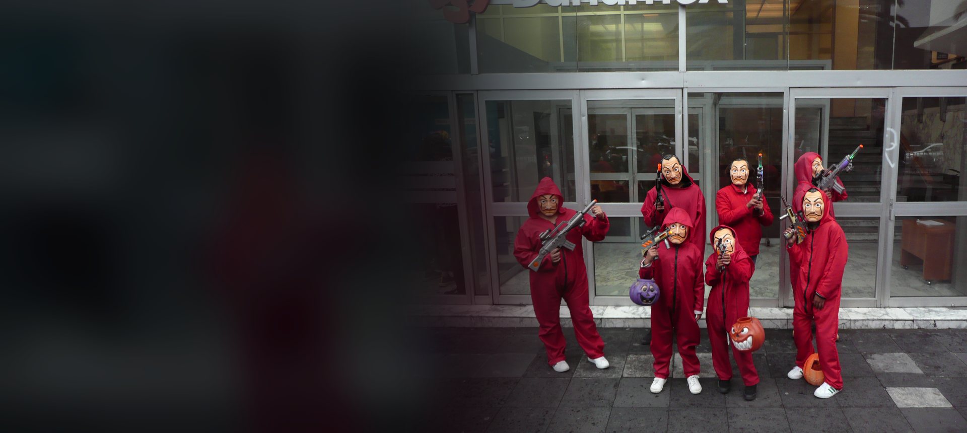 La Casa de Papel kostümleri giymiş hayranlar